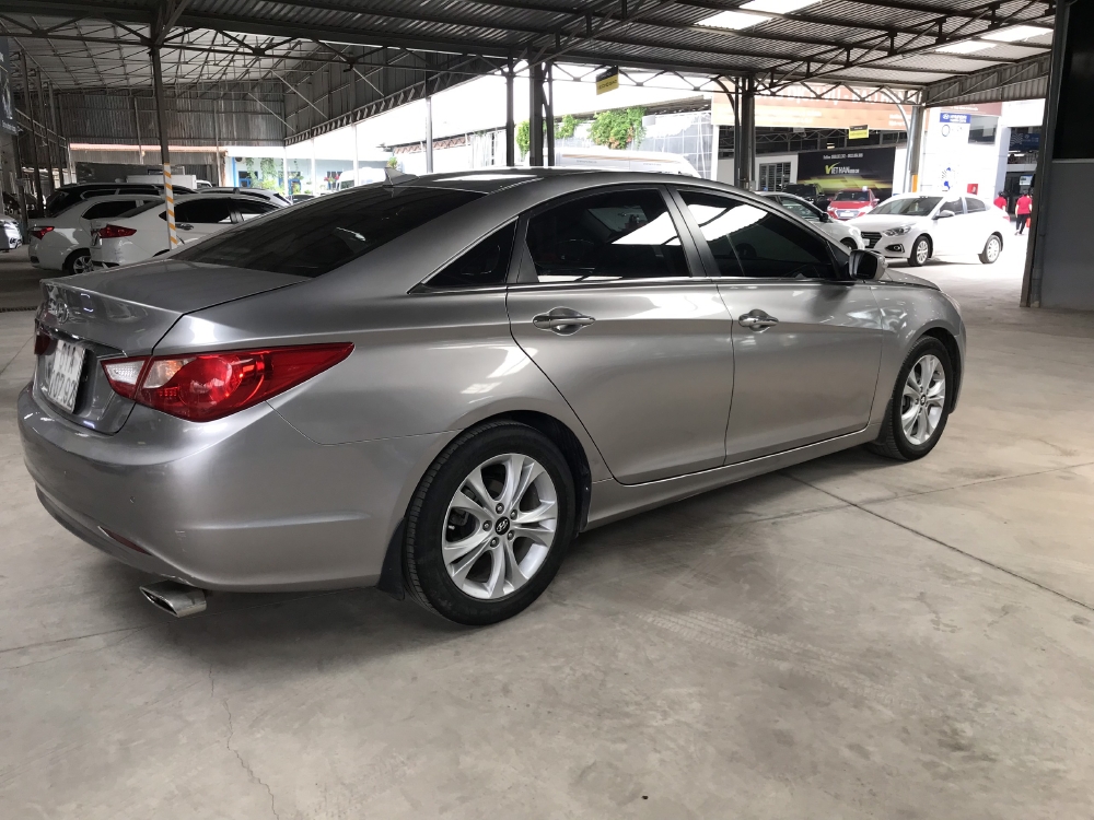 Bán Hyundai Sonata 2.0AT màu bạc số tự động nhập Hàn Quốc 2010 biển Bình Dương đi 88000km