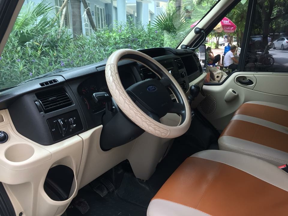 Bán Ford Transit 2017 máy dầu màu ghi bạc xe đi 2000 km