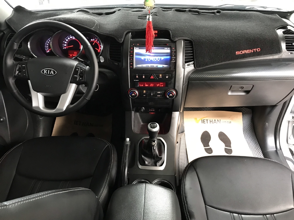 Bán Kia Sorento 2.4MT màu bạc số sàn 7 chỗ máy xăng sản xuất 2012 full options