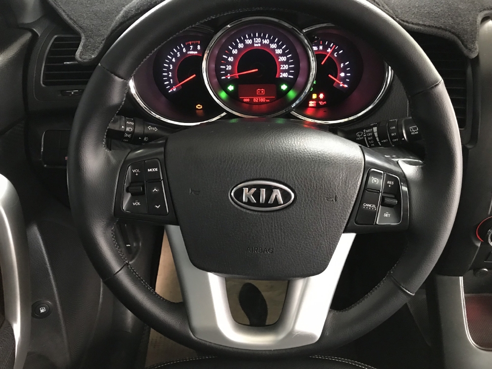 Bán Kia Sorento 2.4MT màu bạc số sàn 7 chỗ máy xăng sản xuất 2012 full options
