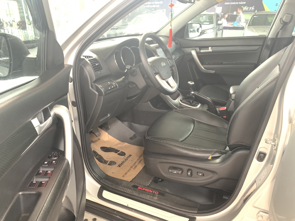 Bán Sorento 2.4MT 2012 Đăng ký 2013, màu bạc, giá TL, hổ trợ góp