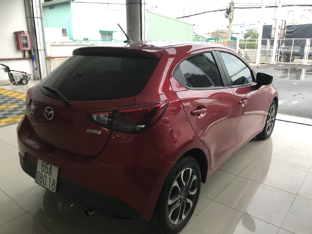 Bán Mazda 2 HB 1.5AT màu đỏ số tự động sản xuất 2016 một chủ bản 5 cửa cao cấp đi 32000km