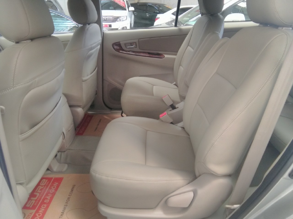 Bán Innova V đời 2013 màu bạc xe biển thành phố. Xe đẹp số tự động nhé. gọi em nhanh để có giá hạt dẻ ạ