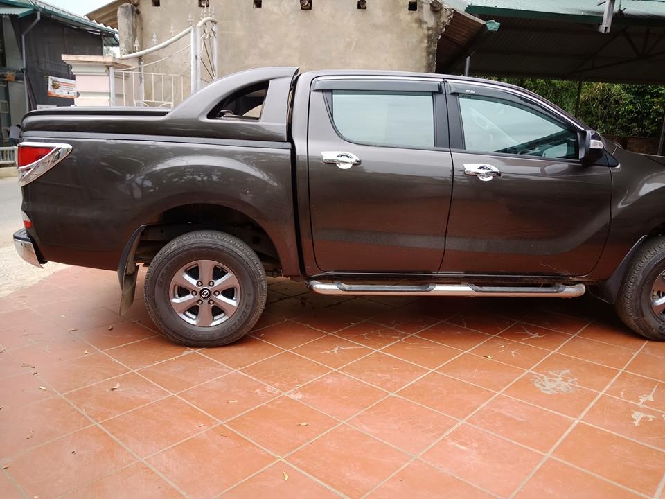 Bán xe cọp Mazda BT50 2017, số sàn, hai cầu, màu xám, gia đình dùng ít đi