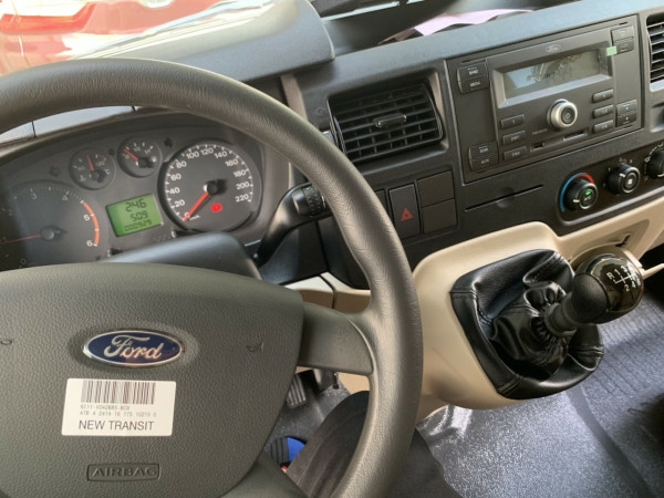 Bán Ford Transit màu bạc 2018 số sàn máy dầu mua mới chính hãng