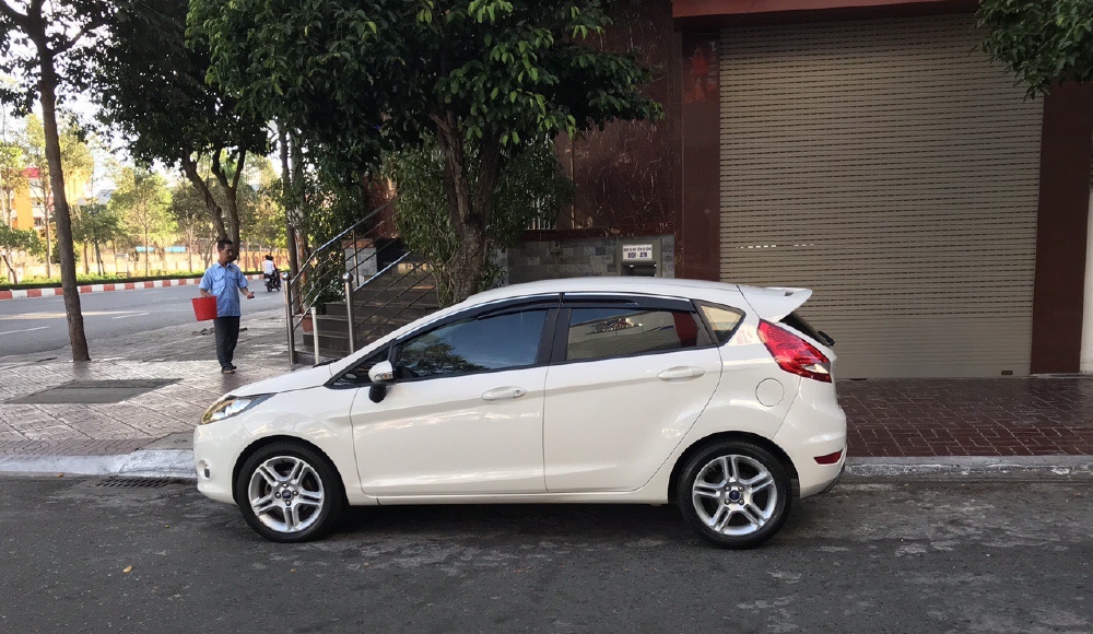 Bán xe Ford fiesta tự động đời 2013 bản 1.6l