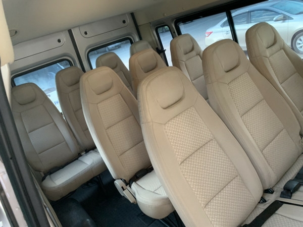 Bán Ford Transit màu bạc 2018 số sàn máy dầu mua mới chính hãng