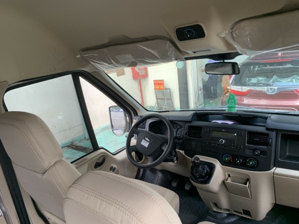 Bán Ford Transit màu bạc 2018 số sàn máy dầu mua mới chính hãng