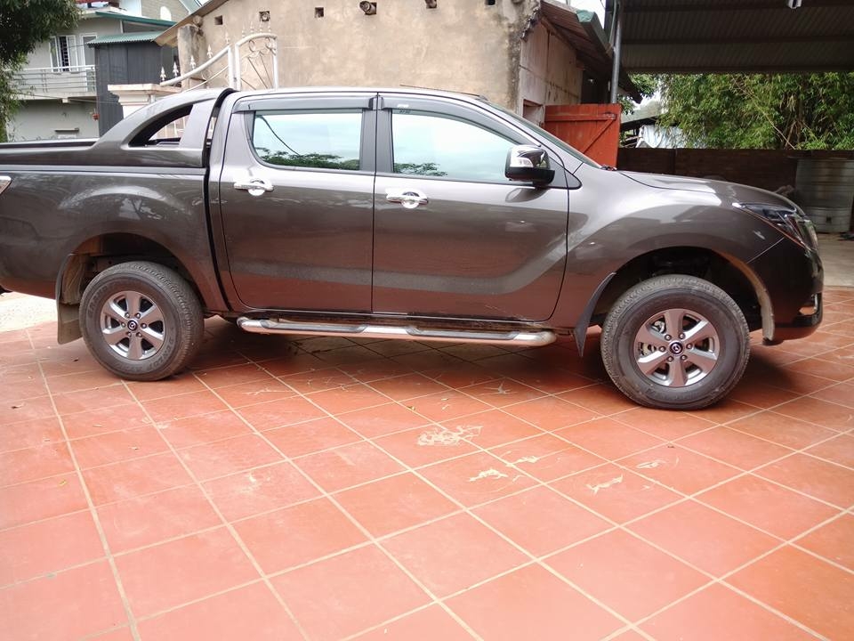 Bán xe cọp Mazda BT50 2017, số sàn, hai cầu, màu xám, gia đình dùng ít đi
