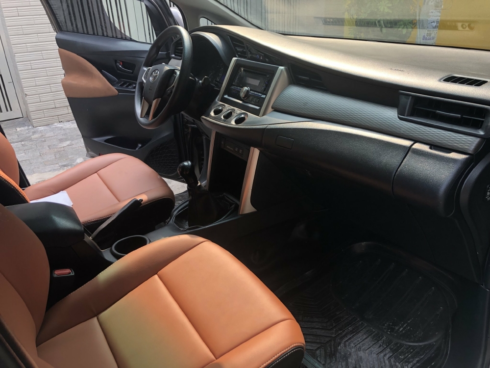 Cần bán xe Toyota Innova 2.0E số sàn đăng ký 10/2017