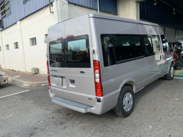 Bán Ford Transit màu bạc 2018 số sàn máy dầu mua mới chính hãng