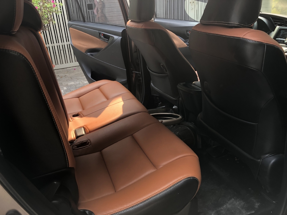 Cần bán xe Toyota Innova 2.0E số sàn đăng ký 10/2017