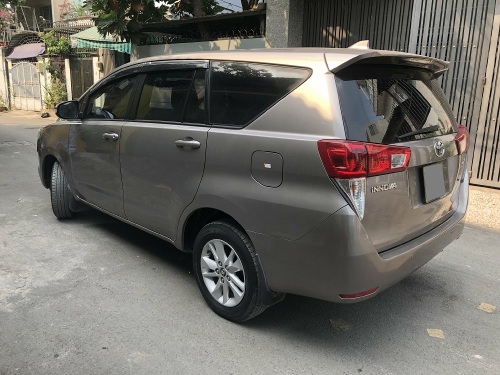 Cần bán xe Toyota Innova 2.0E số sàn đăng ký 10/2017
