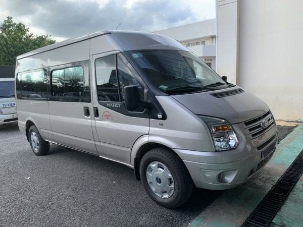 Bán Ford Transit màu bạc 2018 số sàn máy dầu mua mới chính hãng