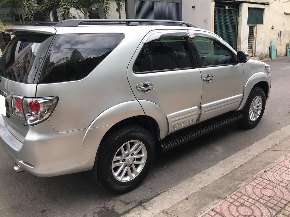 Cần tiền bán gấp em cọp Fortuner 2013, số tự động, máy xăng, màu bạc