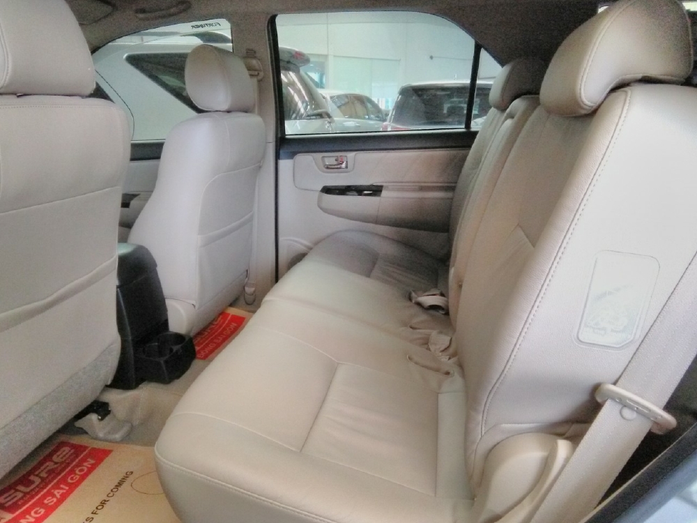 Bán Fortuner V 1 cầu, số tự động, máy xăng, màu bạc đời 2015. Góp 70%