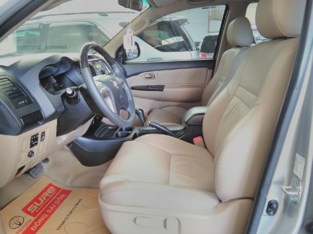Bán Fortuner V 1 cầu, số tự động, máy xăng, màu bạc đời 2015. Góp 70%
