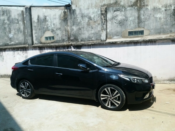 Em bán xe Kia Cerato 2019 số tự động màu đen biển tp