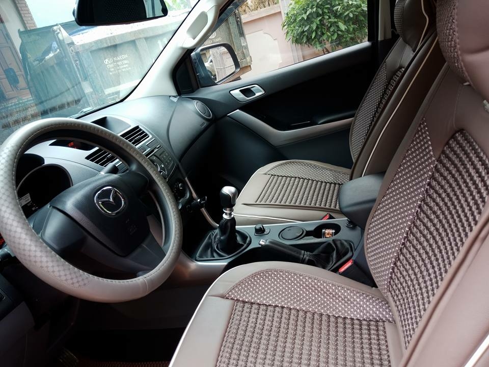 Bán xe cọp Mazda BT50 2017, số sàn, hai cầu, màu xám, gia đình dùng ít đi