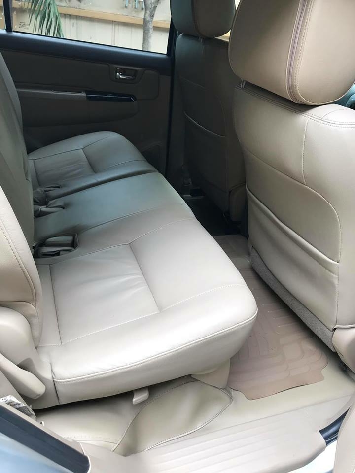 Cần tiền bán gấp em cọp Fortuner 2013, số tự động, máy xăng, màu bạc