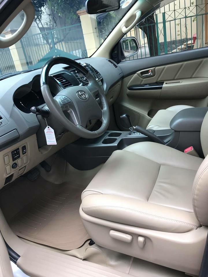 Cần tiền bán gấp em cọp Fortuner 2013, số tự động, máy xăng, màu bạc