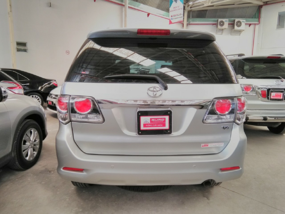 Bán Fortuner V 1 cầu, số tự động, máy xăng, màu bạc đời 2015. Góp 70%