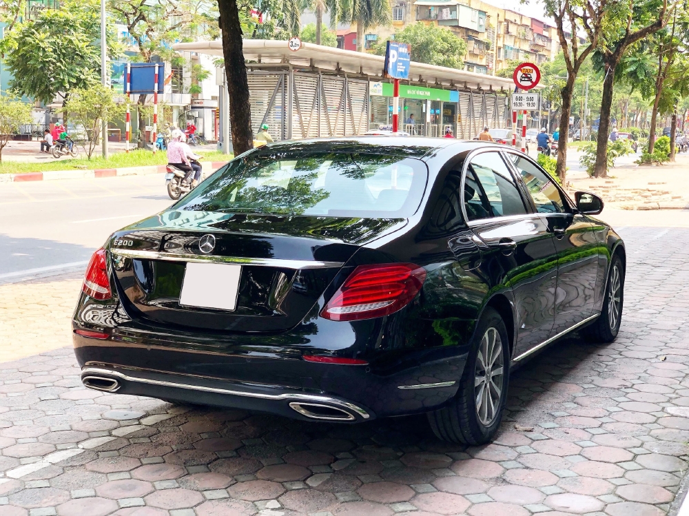 Bán gấp Mercedes E200 2019 cũ màu Đen chính chủ chạy lướt