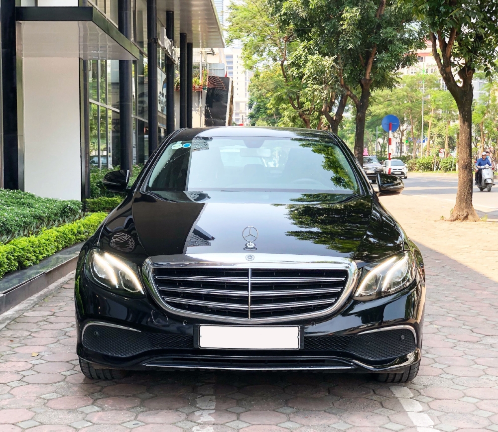 Bán gấp Mercedes E200 2019 cũ màu Đen chính chủ chạy lướt