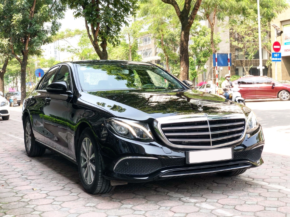 Bán gấp Mercedes E200 2019 cũ màu Đen chính chủ chạy lướt