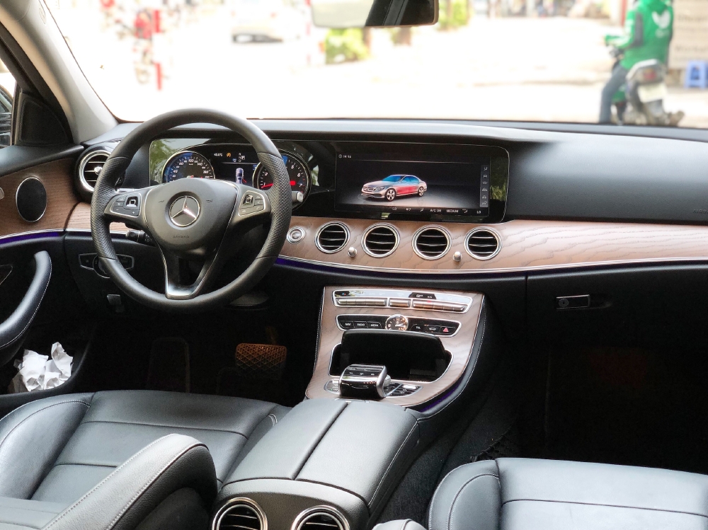 Bán gấp Mercedes E200 2019 cũ màu Đen chính chủ chạy lướt