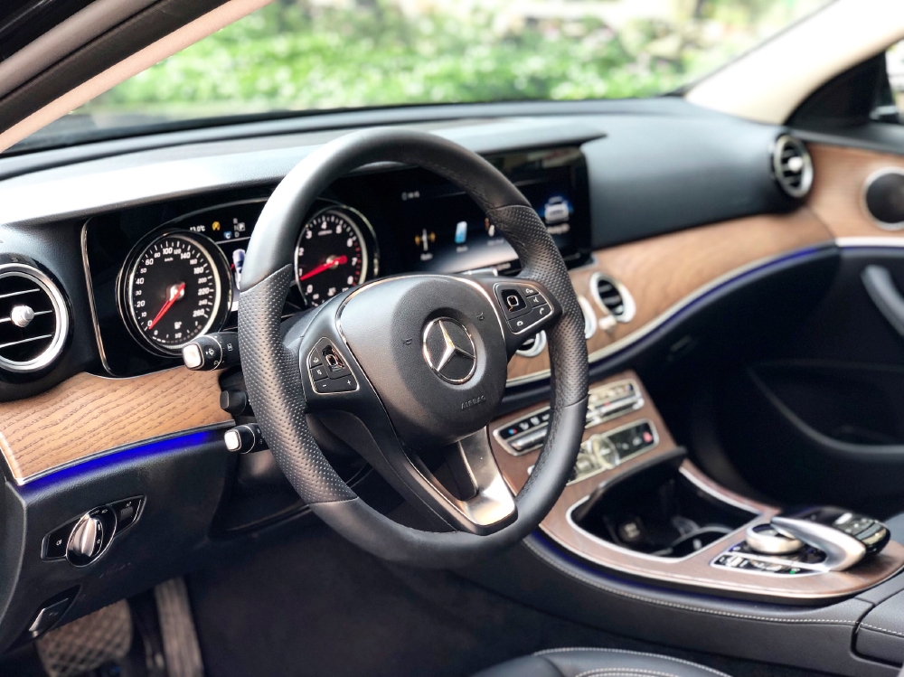 Bán gấp Mercedes E200 2019 cũ màu Đen chính chủ chạy lướt