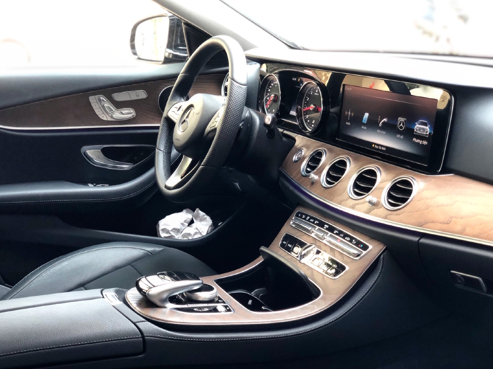 Bán gấp Mercedes E200 2019 cũ màu Đen chính chủ chạy lướt
