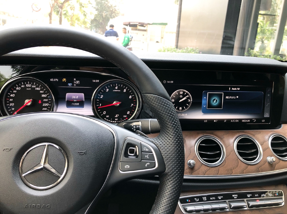 Bán gấp Mercedes E200 2019 cũ màu Đen chính chủ chạy lướt