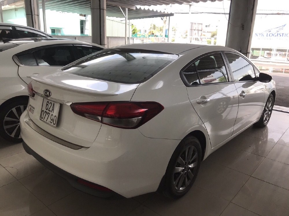 Bán Kia Cerato 1.6MT màu trắng số sàn sản xuất 2017 đi 18000km xe gia đình