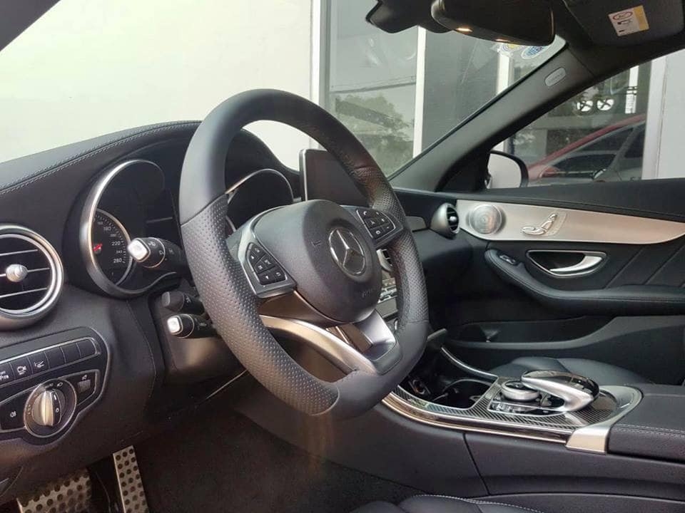 Cần tiền bán xe C300 sx 2018 màu đỏ bản amg full option, chính chủ bstp
