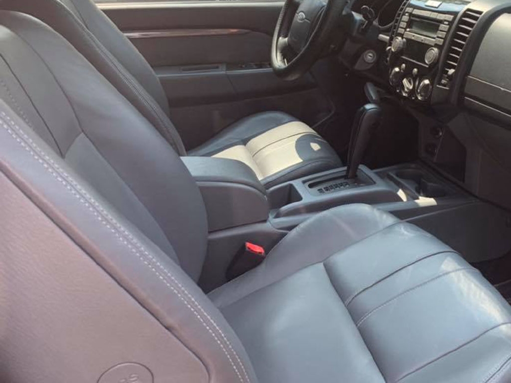 Cần bán xe Ford Everest 2014 tự động dầu màu đỏ