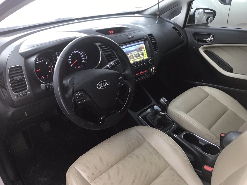 Bán Kia Cerato 1.6MT màu trắng số sàn sản xuất 2017 đi 18000km xe gia đình