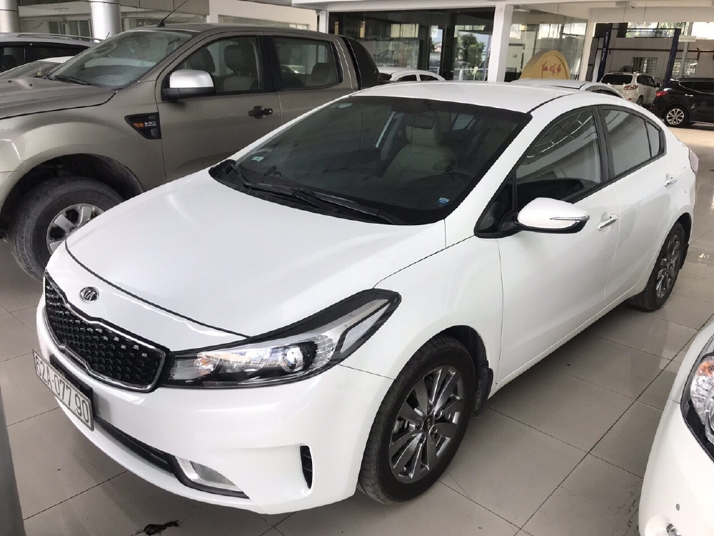 Bán Kia Cerato 1.6MT màu trắng số sàn sản xuất 2017 đi 18000km xe gia đình