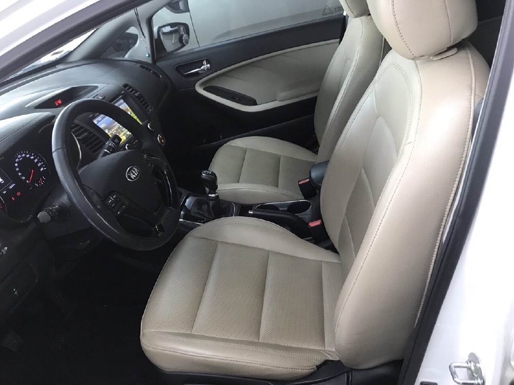 Bán Kia Cerato 1.6MT màu trắng số sàn sản xuất 2017 đi 18000km xe gia đình