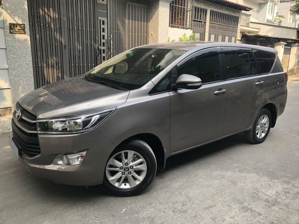 Cần bán xe Toyota Innova 2.0E số sàn đăng ký 10/2017