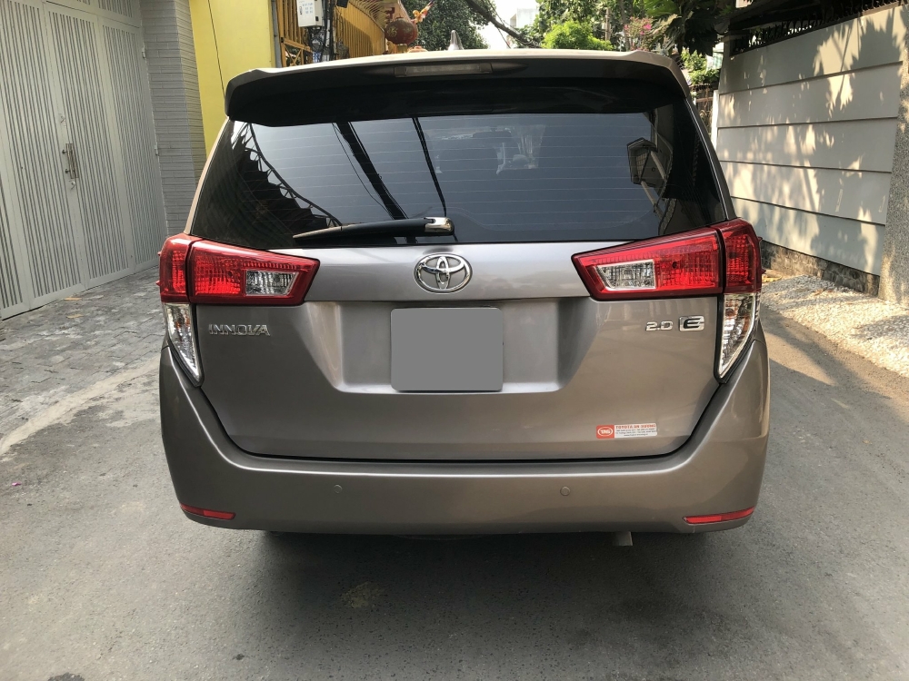 Cần bán xe Toyota Innova 2.0E số sàn đăng ký 10/2017