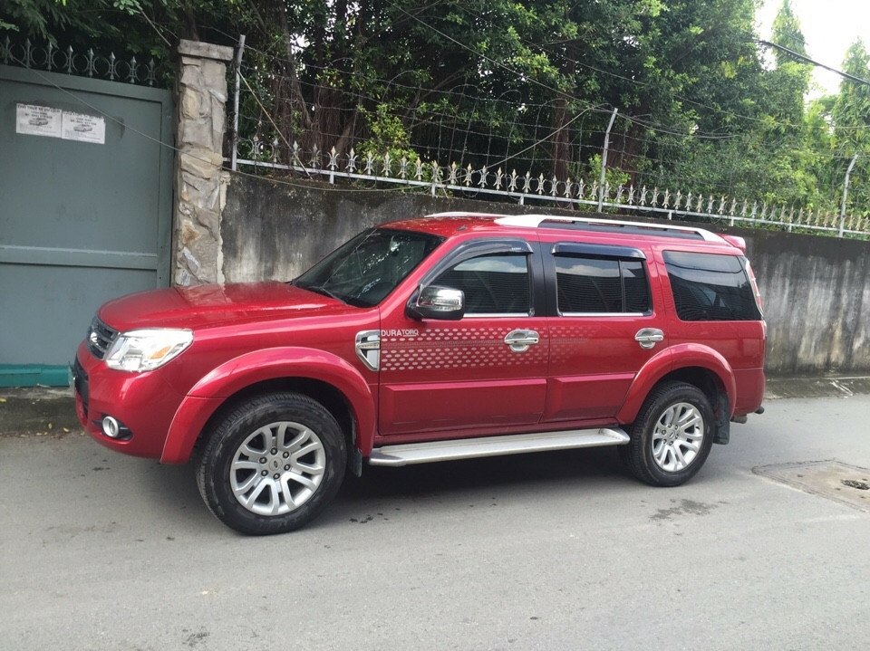 Cần bán xe Ford Everest 2014 tự động dầu màu đỏ