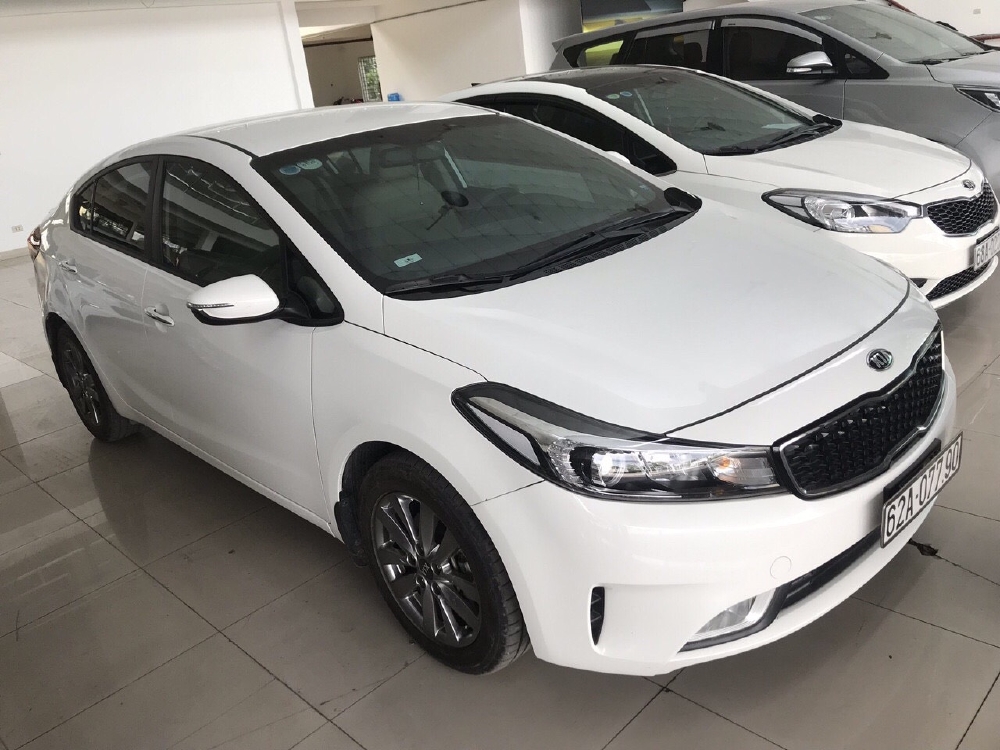 Bán Kia Cerato 1.6MT màu trắng số sàn sản xuất 2017 đi 18000km xe gia đình