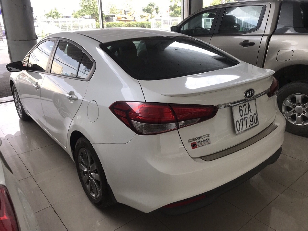 Bán Kia Cerato 1.6MT màu trắng số sàn sản xuất 2017 đi 18000km xe gia đình