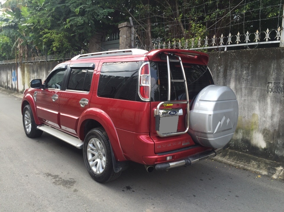 Cần bán xe Ford Everest 2014 tự động dầu màu đỏ
