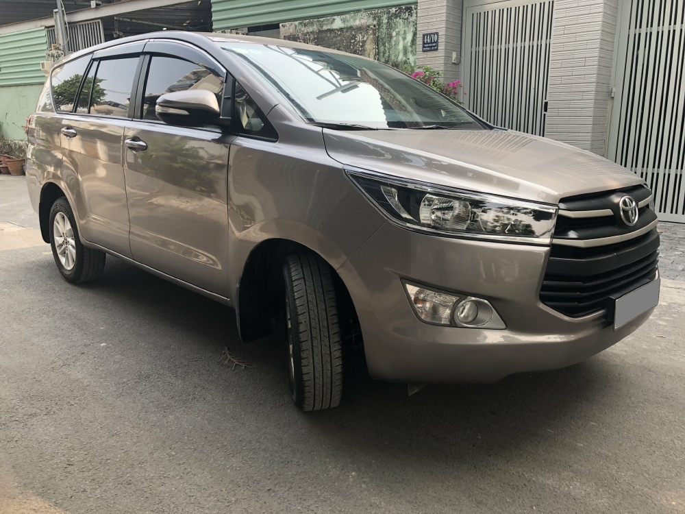 Cần bán xe Toyota Innova 2.0E số sàn đăng ký 10/2017
