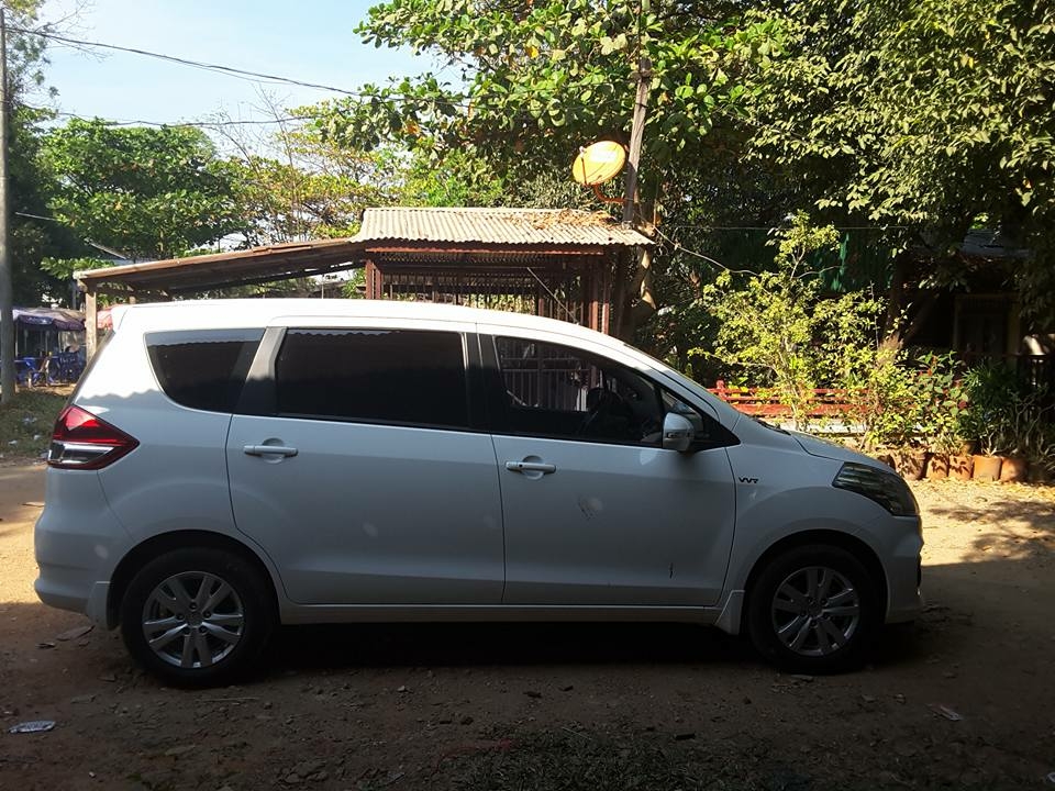 Cần bán xe Eartiga 2016, số tự động, màu trắng, bản full.