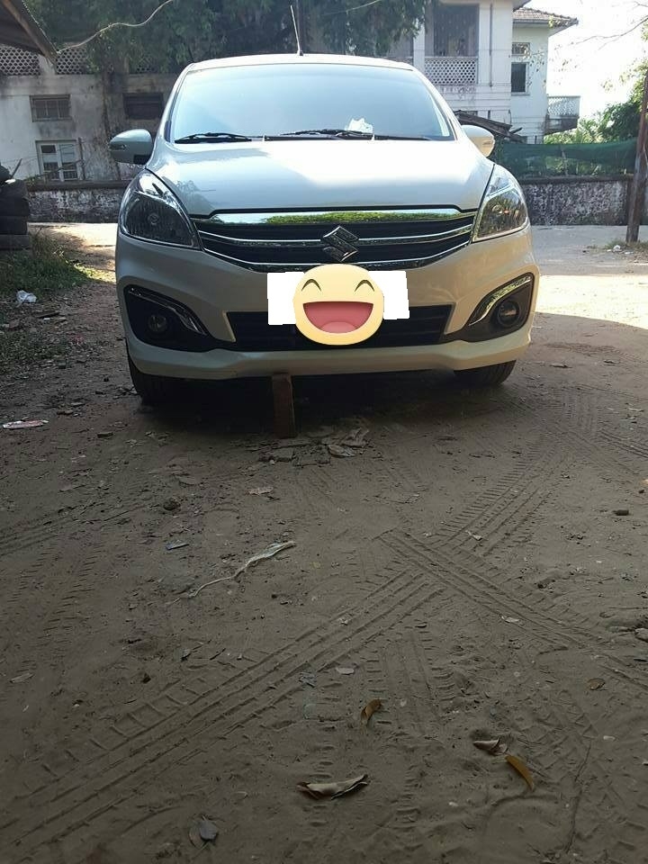 Cần bán xe Eartiga 2016, số tự động, màu trắng, bản full.
