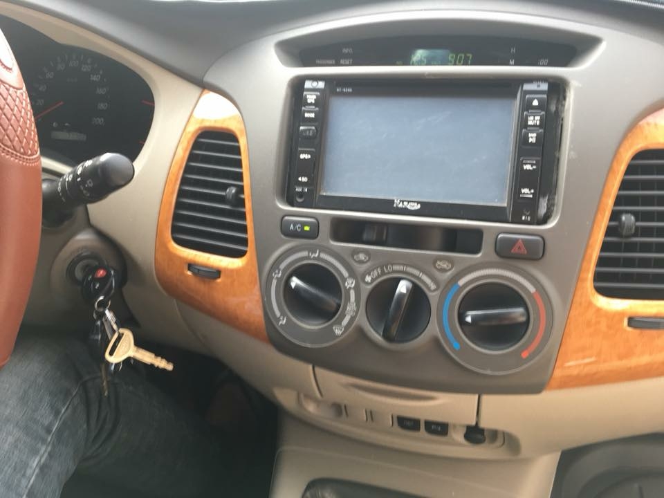 Cần bán xe Innova, số sàn, sản xuất 2009, màu bạc zin cọp