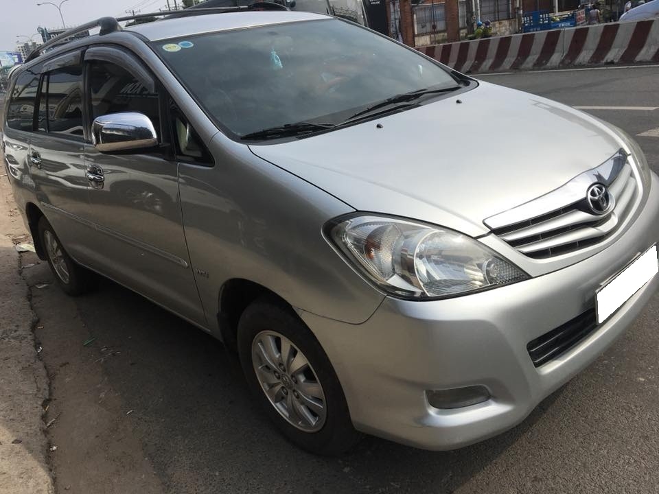 Cần bán xe Innova, số sàn, sản xuất 2009, màu bạc zin cọp